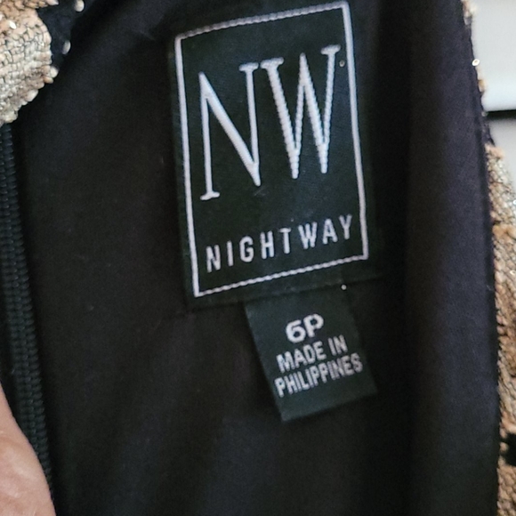 Gorgeous form fitting evening dress - Picture 3 of 5